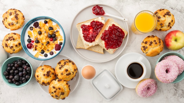 Bezpłatne zdjęcie muffiny i grzanki z dżemem