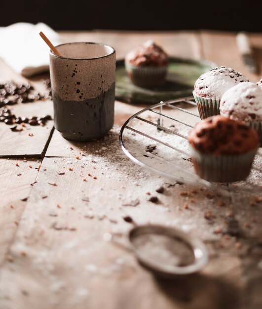 Muffiny na stojaku chłodzenia