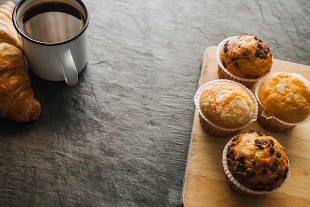 Bezpłatne zdjęcie muffiny podawane z kawą