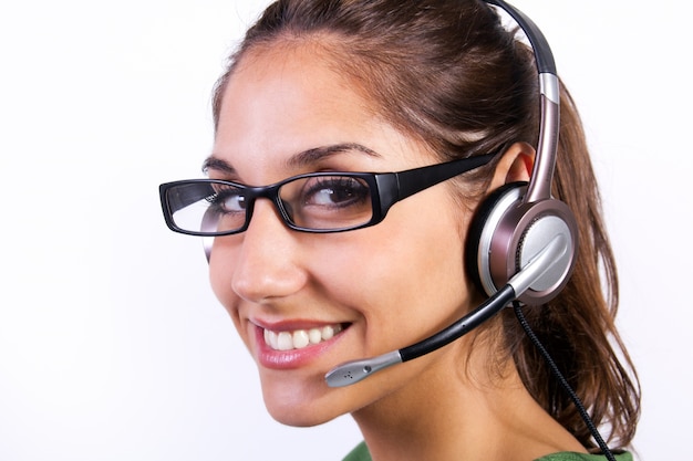 Mujer con auriculares en un centro de llamadas