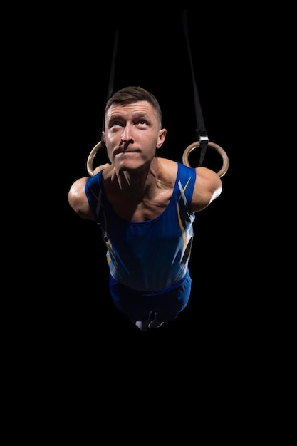 Muskularny Mężczyzna Gimnastyczka Treningowy Na Siłowni, Elastyczny I Aktywny. Kaukaski Dopasowany Facet Niebieski Odzież Sportowa