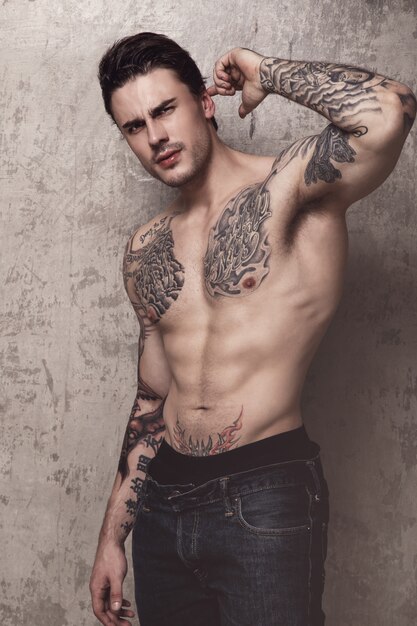 muskularny mężczyzna z tatuażem