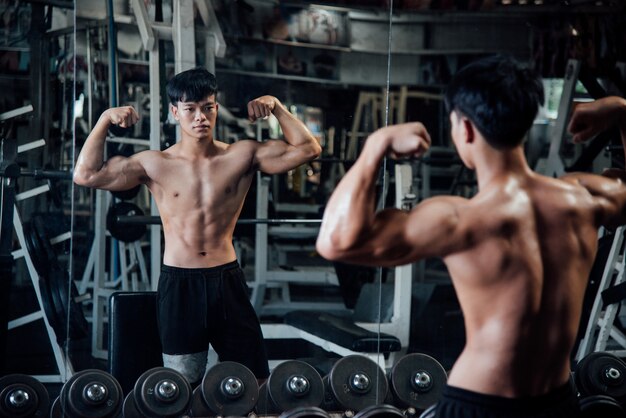 Muskularny młody sport fitness mężczyzna