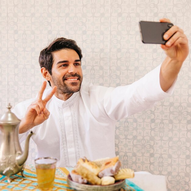 Muzułmanin człowiek biorąc selfie