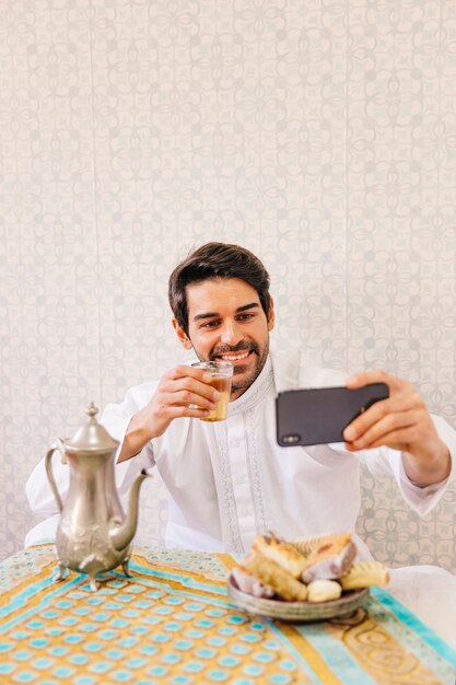 Muzułmanin człowiek biorąc selfie