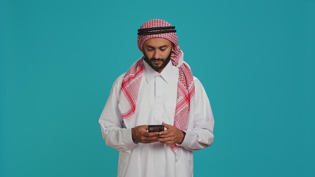 Muzułmanin przeglądający aplikację na smartfona