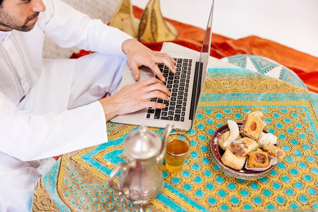 Muzułmanin Za Pomocą Laptopa