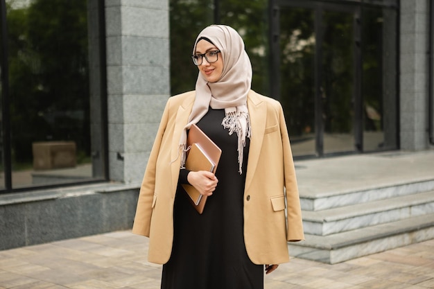 Muzułmanka w hidżabie na ulicy miasta