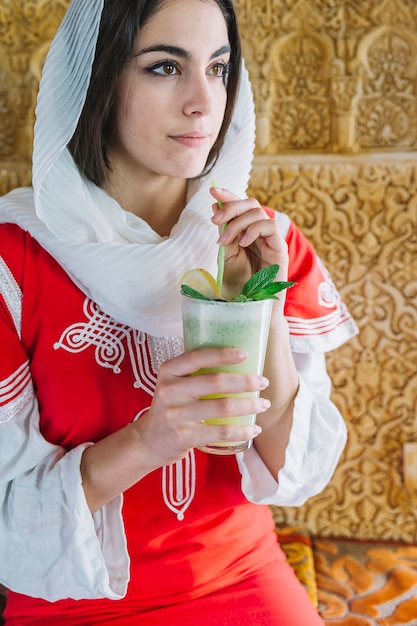 Bezpłatne zdjęcie muzułmańska kobieta z smacznym napojem