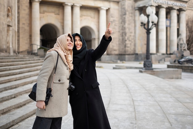 Bezpłatne zdjęcie muzułmańskie kobiety podróżujące razem
