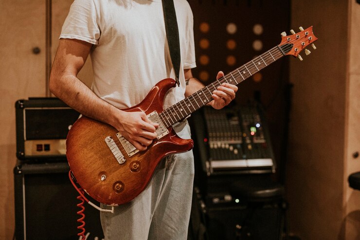 Bezpłatny plik Zdjęcie muzyk grający na gitarze fotografia estetyczna