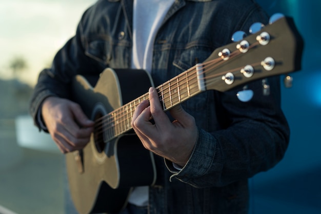 Bezpłatne zdjęcie muzyka gitarowa na zewnątrz