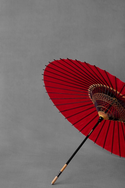 Bezpłatne zdjęcie na białym tle czerwony japoński parasol