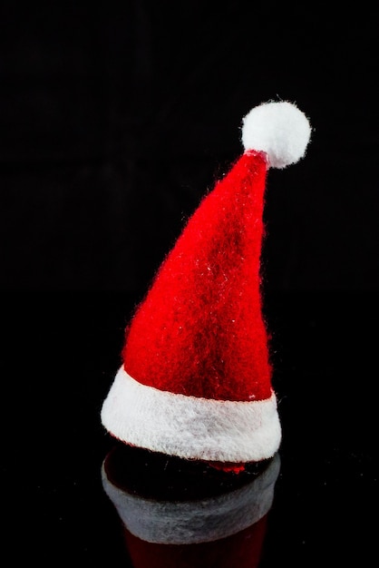 Na białym tle tradycyjny kapelusz santa