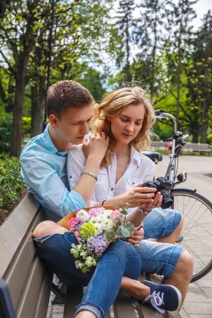 Na co dzień para za pomocą kompaktowego aparatu fotograficznego dslr w letnim parku.