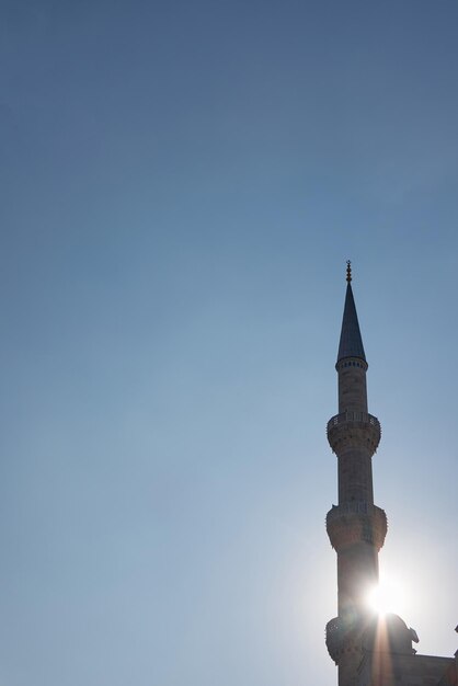 Na tle błękitnego nieba Minaret i kopuła Błękitnego Meczetu Stambuł Turcja