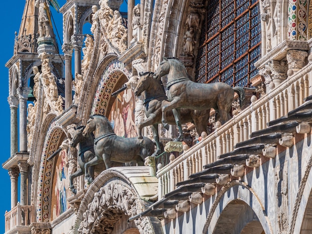 Na zewnątrz Bazyliki Świętego Marka znajdującej się w Wenecji we Włoszech w ciągu dnia