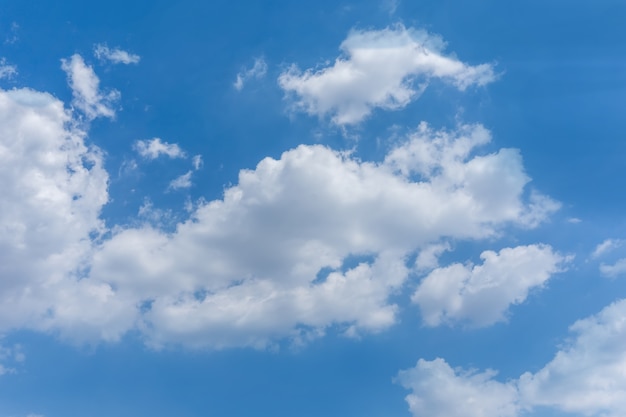 Na zewnątrz obiektu przezroczyste jasne meteorologiczne