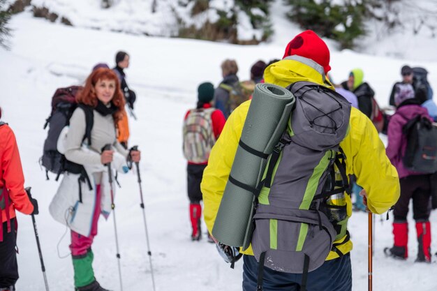 Nagranie pleców doświadczonego turysty w średnim wieku w żółtym stroju narciarskim