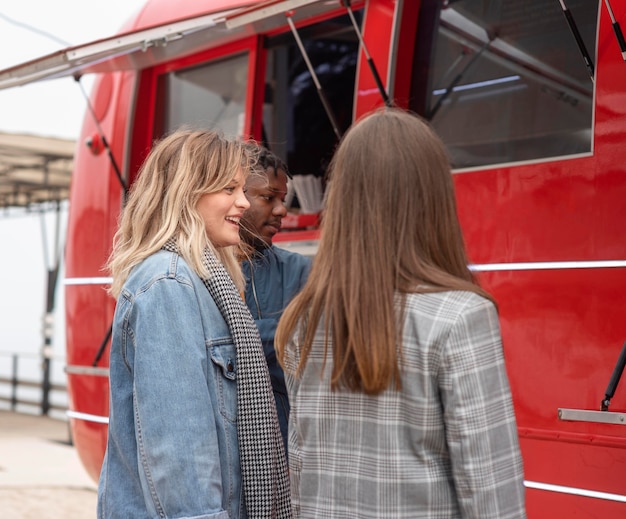 Najlepsi przyjaciele biorą coś z food trucka