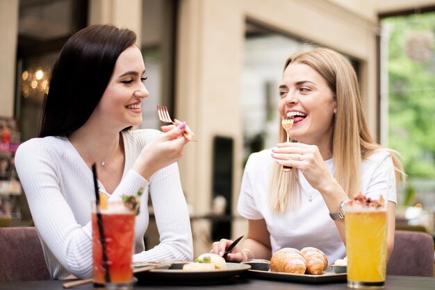 Najlepsi przyjaciele jedzący w restauracji