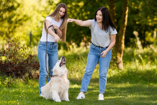 Najlepsi przyjaciele na spacerze z psem