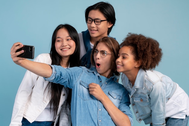 Najlepsi przyjaciele nastolatków pozują razem podczas robienia selfie