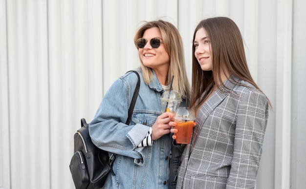 Najlepsi przyjaciele spędzają czas przy pysznym drinku