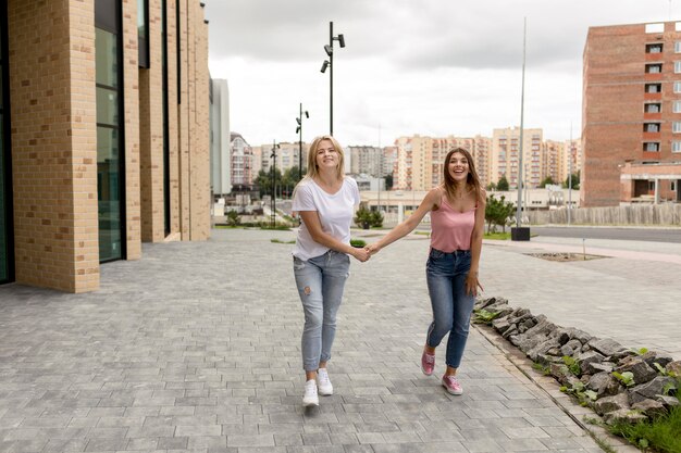 Najlepsi przyjaciele trzymają się za ręce podczas spaceru