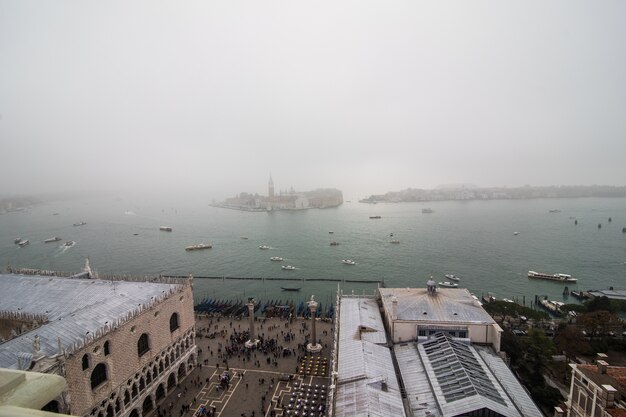 Najpiękniejszy plac świata Piazza San Marco. Obraz niesamowitego historycznego placu San Marco w kamiennym mieście laguny Wenecji we Włoszech