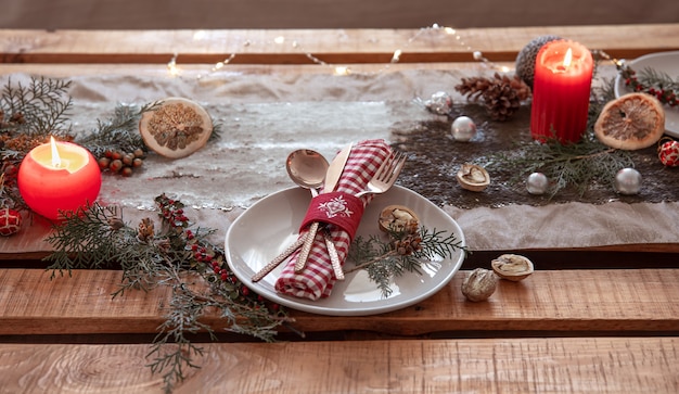Nakrycie stołu na świąteczną kolację bożonarodzeniową
