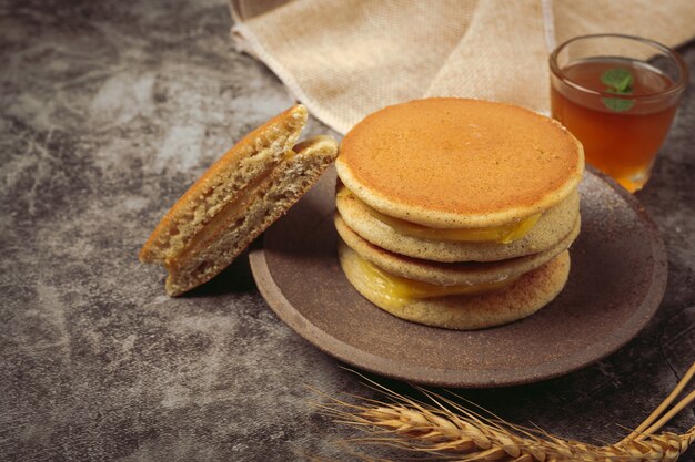 Naleśniki Dorayaki nadziewane japońskim waniliowym jedzeniem.