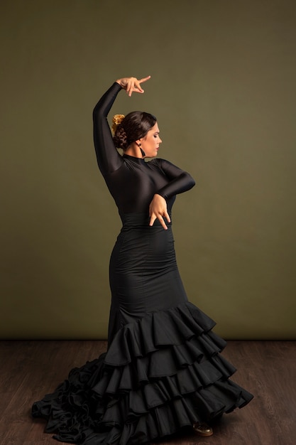 Namiętna i elegancka tancerka flamenco