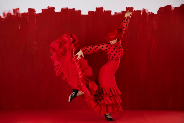 Bezpłatne zdjęcie namiętna i elegancka tancerka flamenco