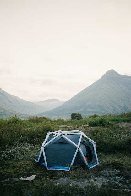namiot kempingowy, nadmuchiwana konstrukcja stojąca na zboczu góry, piękne i inspirujące miejsce na obóz na świeżym powietrzu