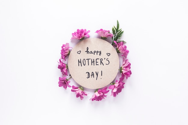 Bezpłatne zdjęcie napis happy mothers day z fioletowymi kwiatami