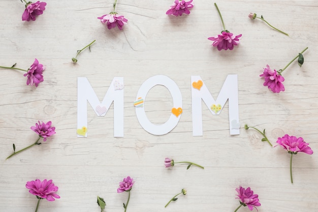 Bezpłatne zdjęcie napis mama z małych fioletowych kwiatów