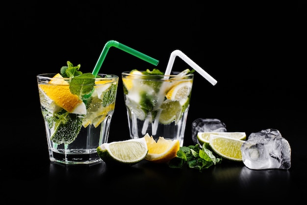 Napój alkoholowy bezalkoholowy Mojito w szklance typu highball z wodą sodową, sok z cytryny limonkowej