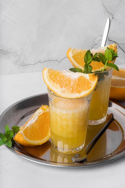 Bezpłatne zdjęcie napój alkoholowy koktajl z pomarańczowym wysokim widokiem