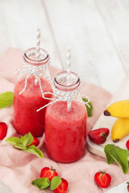 Napój smoothie z truskawkami