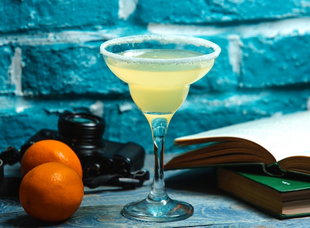 Bezpłatne zdjęcie napój w kolorze cytryny w szklance wcieranej solą