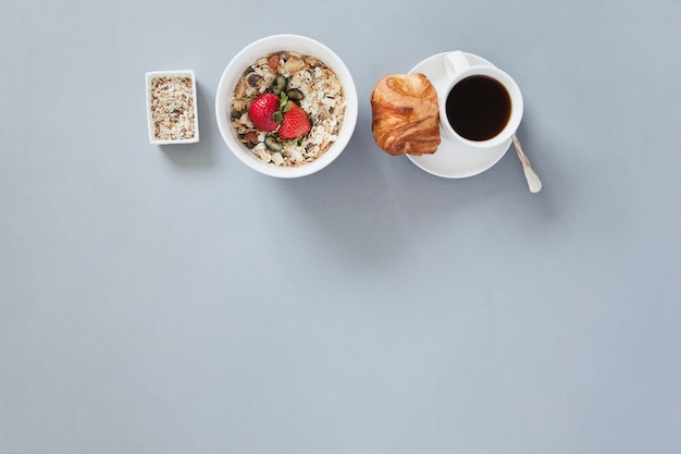 Bezpłatne zdjęcie napowietrzne widok zdrowego śniadania z kawą