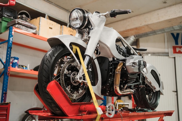 Naprawianie motocykla Custom stojącego w warsztacie Przyrządy i wyposażenie Hobby i unikalne prace