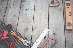 Bezpłatne zdjęcie narzędzia budowlane umieszczone na drewnianych podłogach.