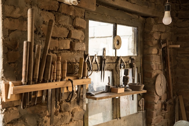 Bezpłatne zdjęcie narzędzia stoją w starym atelier