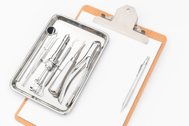 Narzędzia stomatologiczne, wyposażenie i stomatologiczne wykresu na białym tle