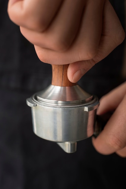 Bezpłatne zdjęcie narzędzie używane w ekspresie do kawy podczas procesu parzenia kawy