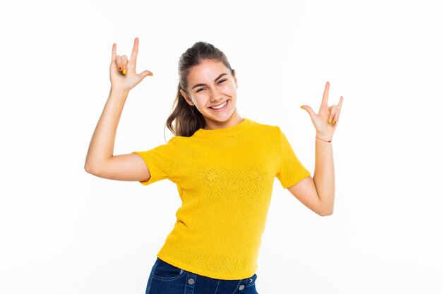 Nastolatek girlmaking rock gest na białej ścianie