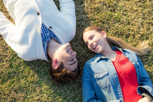 Nastolatek leżąc na trawie z chłopakiem