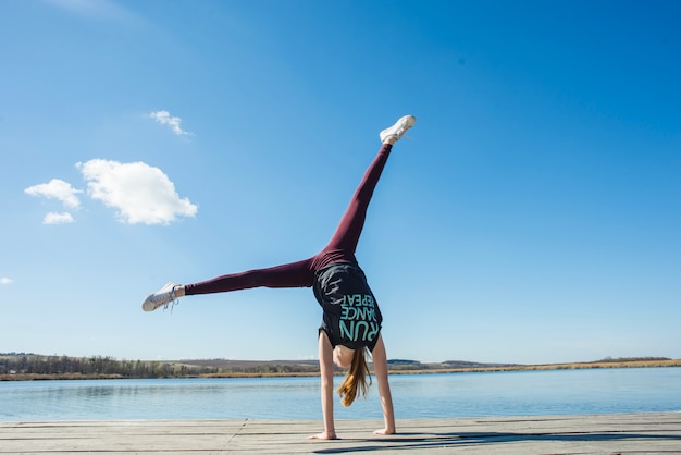 Nastolatek robi handstand w naturze